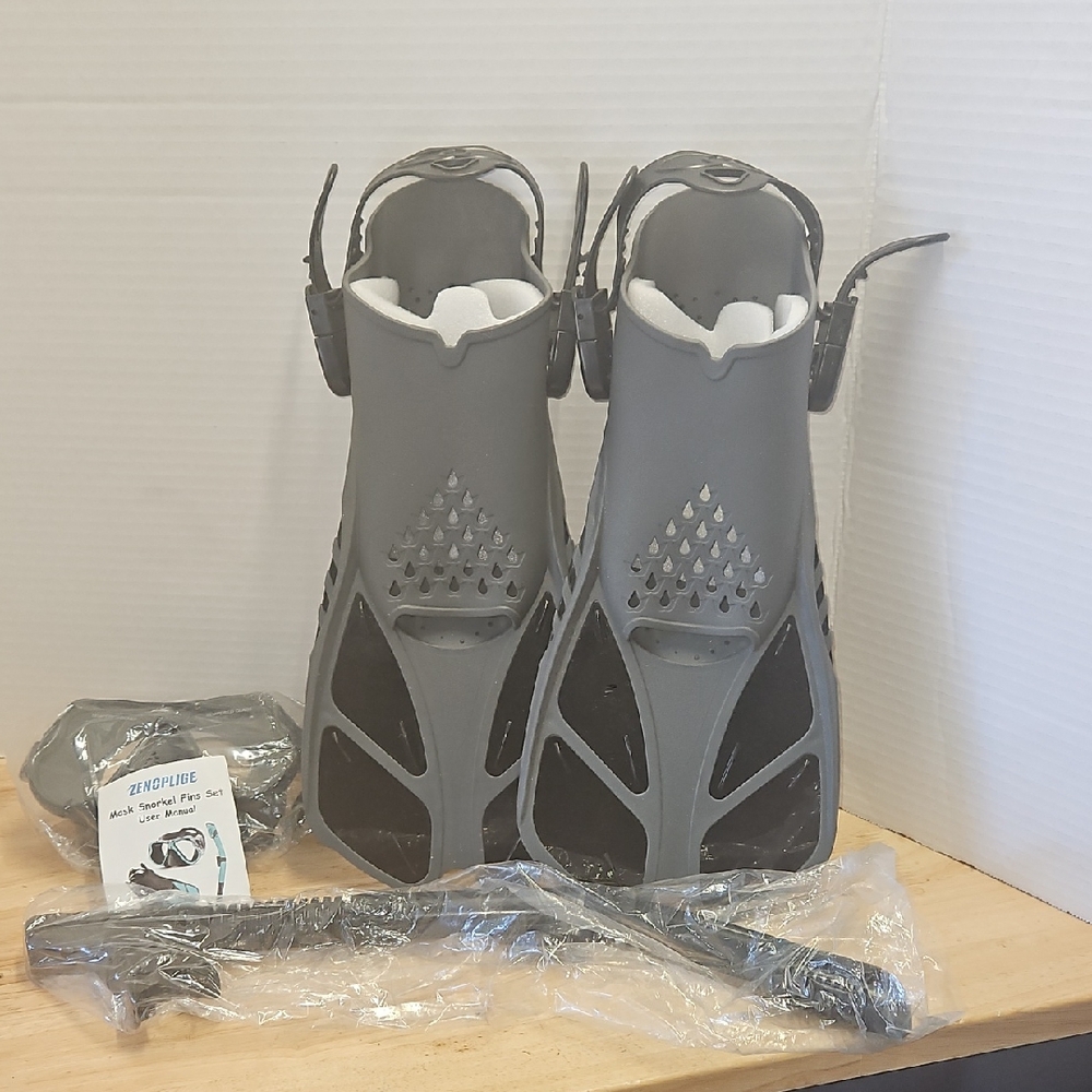 Zenoplige Snorkle Set. Nwot.